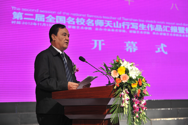 院长艾尔肯·阿不都热依木讲话