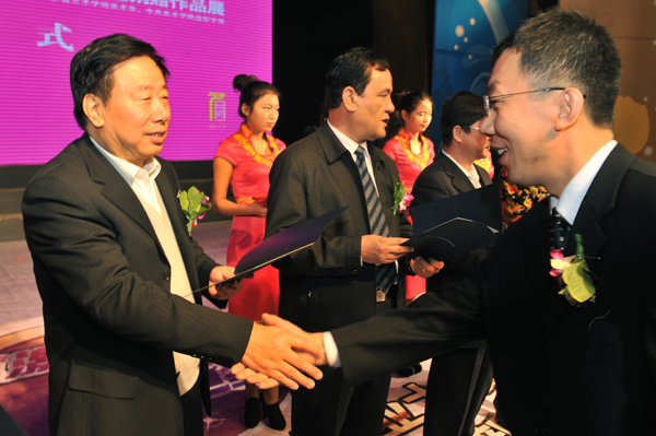 与会领导向捐赠画作的艺术家们颁发了新疆艺术学院美术馆永久收藏证书